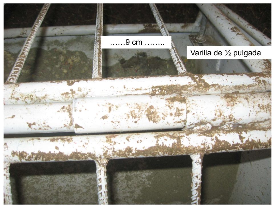Parte superior del comedero con varilla de media pulgada separada 9 cm